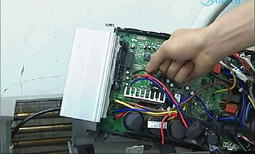 乌拉特前美的空调电话是多少